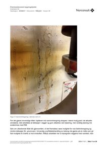 Fotografi av vanninntrengning i en vegg i teknisk rom U1, med tekstbeskrivelse av skaden og anbefalte tiltak.