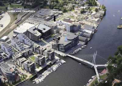 Fotografi av en bydel (Grønland, Drammen) med nye bygninger og et havneområde.