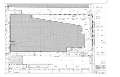 Etasjeplan eller takplan som viser romfordeling, vegger og innvendige detaljer i en bygning.
