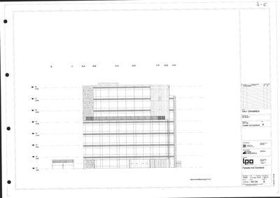 Fasadetegning som viser bygningens utseende sett fra en vinkel, med høydeangivelser og detaljer om fasadepartier.