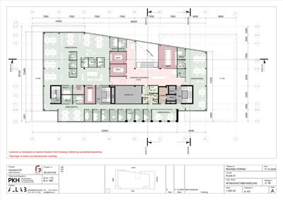 Etasjeplan (PLAN 07) som viser romfordeling, funksjoner og dimensjoner for et bygg.