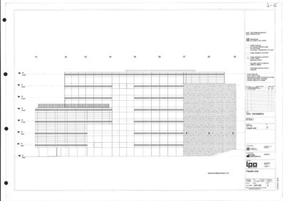 Fasadetegning (opprikk) av en bygning sett fra vest, med detaljer om materialer og konstruksjon.