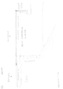 En håndtegnet snittegning (E2) som viser en konstruksjon med stålramme, tredekk, betong og en fri overhengende del over et fjell.