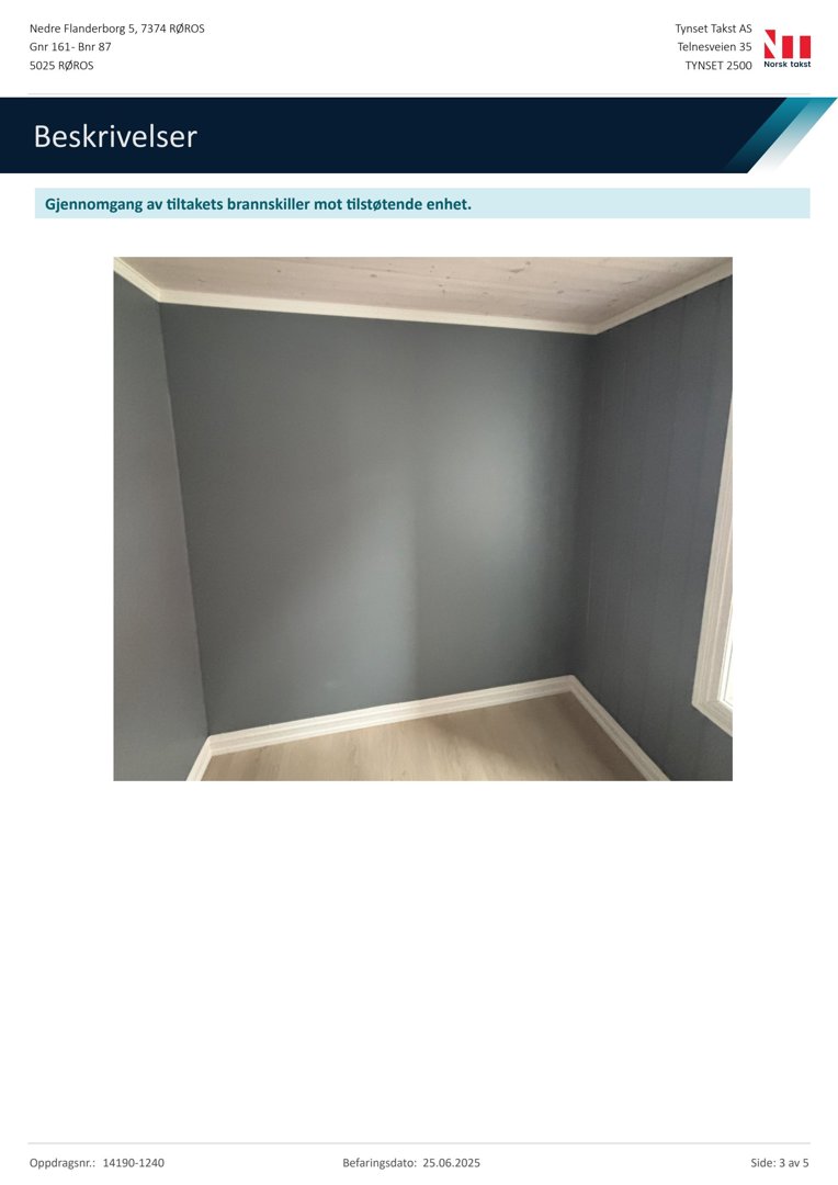 Fotografi av en tom rominnvendig vinkel med gråmaling og hvite lister.