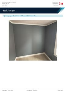 Fotografi av en tom rominnvendig vinkel med gråmaling og hvite lister.