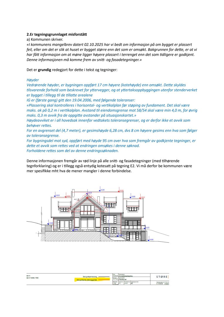 Fasadetegning av en bygning med tekstbeskrivelse av høyder og avvik fra godkjente tegninger.