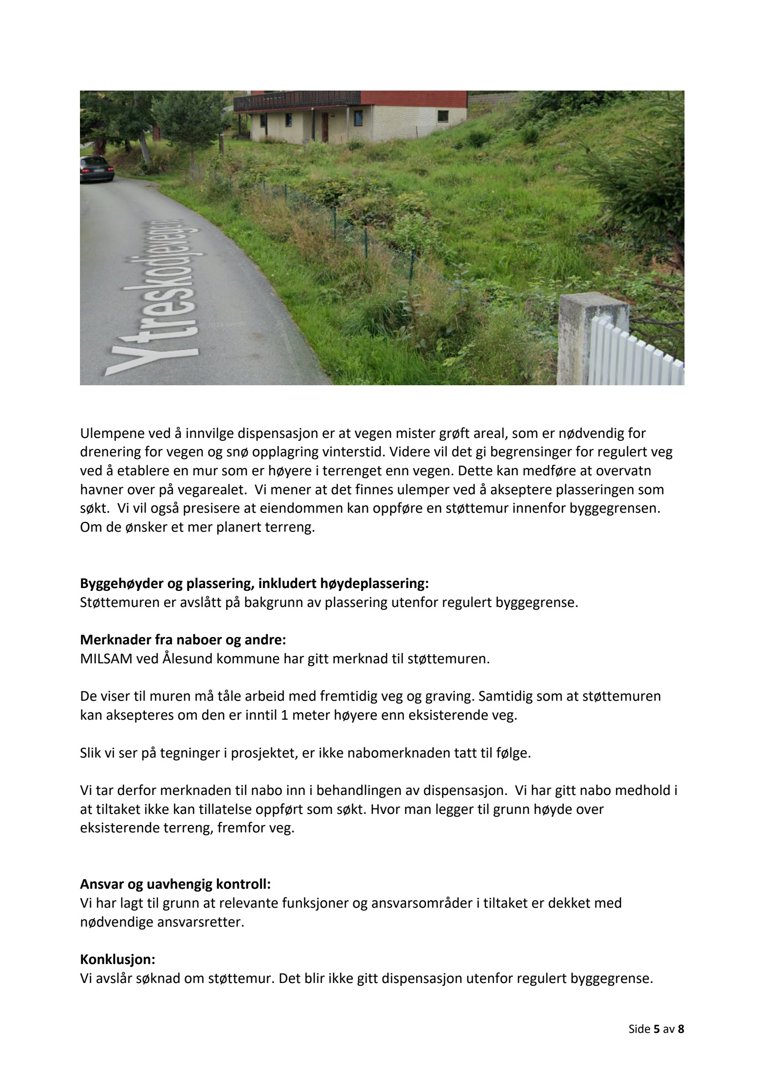 Fotografi av en vei med støttemur og eiendom i bakgrunnen, inkludert tekst om dispensasjonssøknad.