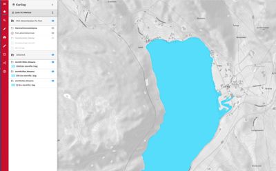 Et digitalt kart med topografisk underlag (konturlinjer) og en blå farget markering som sannsynligvis representerer et vannområde eller et definert område. Venstre side viser en meny med lag for 'MVE', 'størrflo' osv.