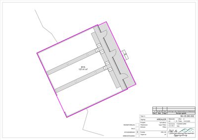 Etasjeplan (arealplan) som viser romfordeling, veggposisjon og arealoppdeling for en bygning.