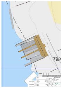 Etasjeplan (plantegning) som viser romfordeling, dimensjoner og plassering av en bygning i forhold til vannkanten.