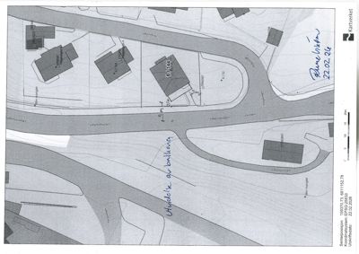 Situasjonsplan som viser tomtens form, grenser, nabolag og veier med håndskrevne notater om utdelte boliger.