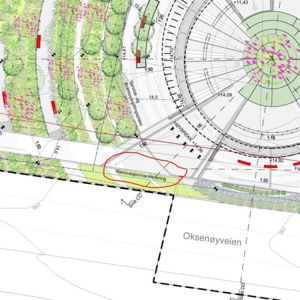 Situasjonsplan som viser terrengform, vegetasjon, veier (Oksenøyveien, Høybrekk) og en markert område for 'Renovasjon/varelevering'.