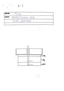 Et håndtegningsbilde av et etasjeplan med romfordeling (keller, 1. etg, 2. etg) og bygningens adresse.