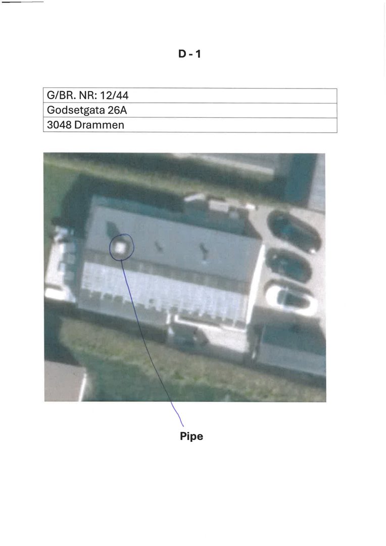 Flyfoto eller satellittbilde av en bygning med en markert pipe (rør) på taket.