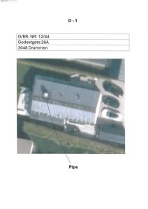 Flyfoto eller satellittbilde av en bygning med en markert pipe (rør) på taket.