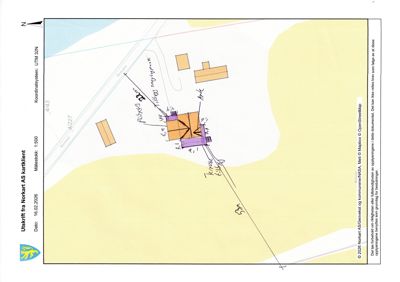 Situasjonsplan (kart) som viser tomtens beliggenhet, nabolag, veier og koordinatsystem.