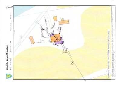 Situasjonsplan som viser bygningers plassering i forhold til eiendomsgrenser, veier og koordinatsystem.