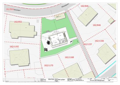 Situasjonsplan som viser bygningens plassering i forhold til nabotomter, veier og eiendomsnummer.