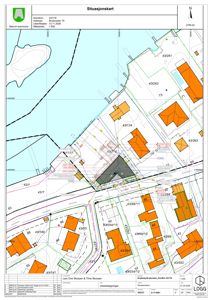 Situasjonskart som viser eiendomsnummer, naboeiendommer, vegforhold og bygningers plassering i forhold til hverandre.