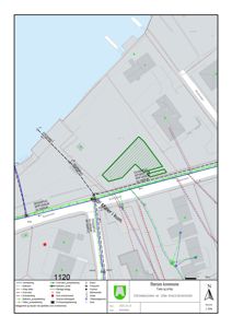 Kart over et område med infrastruktur (rørledninger, kabler) og bygninger, inkludert en oversiktsplan over et spredt boligfelt.