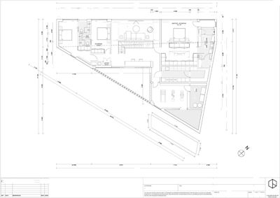 Etasjeplan (rammeavsnitt) som viser romfordeling, dimensjoner og plassering av inngang for en bolig.