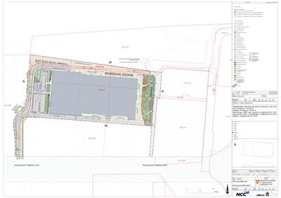 Situasjonsplan som viser bygningens plassering i forhold til tomtegrenser, veier og naboeiendommer.