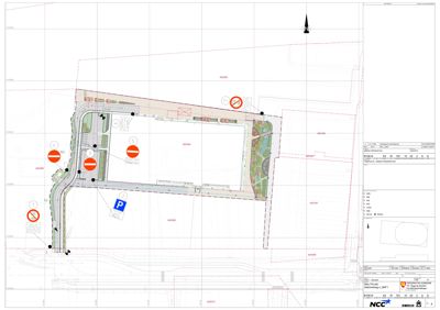 Situasjonsplan som viser tomtens grenser, plassering av bygning, parkeringsplass, veier, og omgivelser.