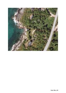 Flyfoto eller satellittbilde av et kystområde med flere eiendommer markert med røde linjer og arealnummer.