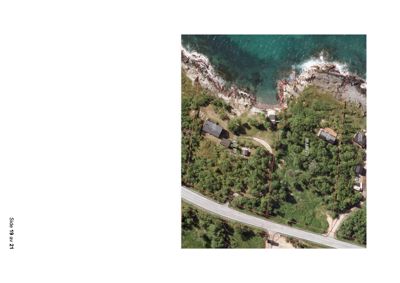 Flyfoto eller satellittbilde av en kysttomte med flere eiendommer (merket 292, 293, 294, 295, 296) og en vei. Bildet viser topografi, vegetasjon og vann.