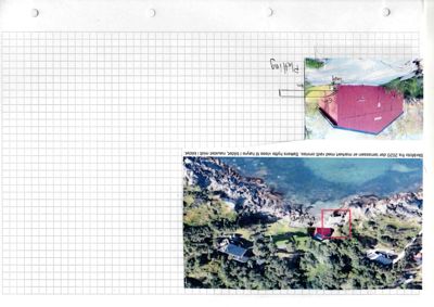 Fotografi av en rød bygning ved vannet med en situasjonsplan i høyre del av bildet.