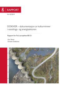 Et luftfoto (dronebilde) av en betongdemning med vann og land i bakgrunnen.