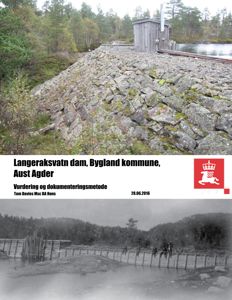 Bildet viser en fotomontasje med to bilder av Langeraksvatn dam i Bygland kommune. Øverste del er et fargerikt fotografi av den nåværende steindammen, mens nederste del er et svart-hvitt historisk bilde av damen under bygging eller i tidligere tilstand.