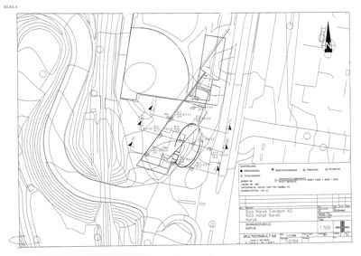 Situasjonsplan som viser tomtens form, topografi (konturlinjer), naboeiendom, veier og bygningers plassering.