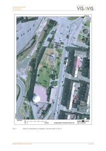 Et flyfoto (kart) over et område med bygninger, veier og jernbanespor.