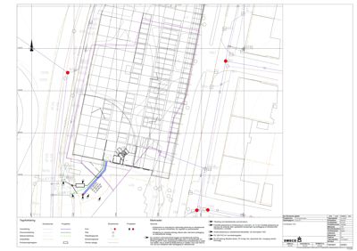 Situasjonsplan som viser tomtens grenser, nabobebyggelse, veier, og planlagt inngangsplassering med tilhørende teknisk forklaring.
