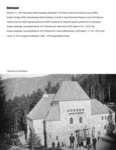 Et svart-hvitt fotografi av en bygning (Kraftstasjon) med tekst over og under.