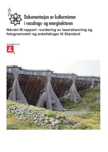 Fotografi av en betongdemning med tre piler i en elv.