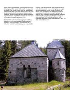 Fotografi av Langerakvatn Kraftstasjon, en steinbygning i skog.