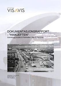 Et fotografi som viser en historisk situasjonsoppsett med bilparkering og bygninger, inkludert et arkitektkontor i forgrunnen.