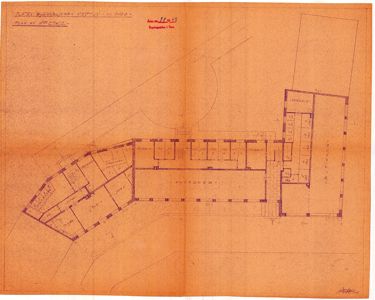 Etasjeplan (1. etasje) for et bygg, som viser romfordeling, vegger og dører.