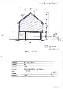 Snittegning (SNITT B-B) av en bygning med mål, etasjer og håndskrevne notater om endringer.