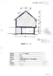 Snittegning (SNITT B-B) av en bygning med mål, etasjer og håndskrevne notater om endringer.