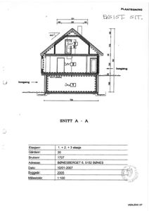 Snittegning (Snitt A-A) som viser bygningens tverrsnitt med romfordeling, høyder og inngangsplassering.