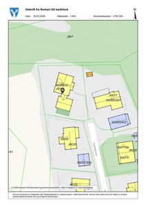 Situasjonsplan (tomtekart) som viser bygningsplasseringer, eiendelsnummer og vegnett.