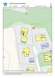 Situasjonsplan (tomtekart) som viser bygningsplasseringer, eiendelsnummer og vegnett.