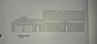 Fasadetegning av en bygning sett fra øst, med tegning av tak, vinduer, dører og fasademateriale.