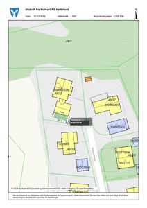 Situasjonsplan (tomtekart) som viser eiendomsinndeling, bygninger og veier sett fra oven.