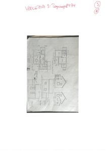 Bildet viser en tegning med etasjeplan (romfordeling) og fasadetekninger for et hus.