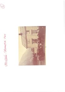 Et gammelt fotografi av en bygning, sannsynligvis fra 1964 basert på håndskrevet tekst.