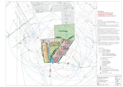 Situasjonsplan som viser tomtens grenser, naboeiendommer, brannsoner (røde og blå sirkler), veier, og planlagt bebyggelse med fargekodet arealbruk.